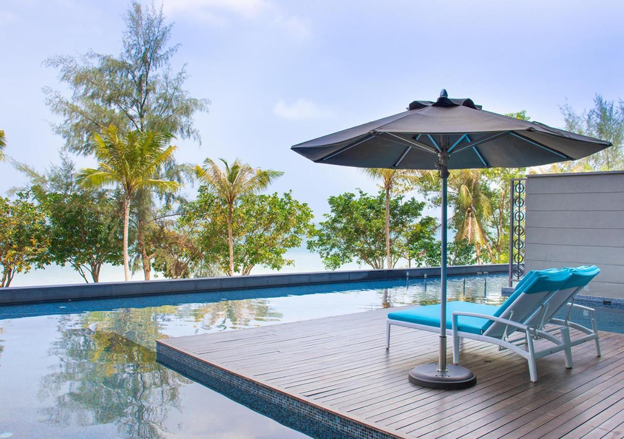 Отель Angsana Teluk Bahang, Penang Бату-Ферринги Экстерьер фото The swimming pool at the resort