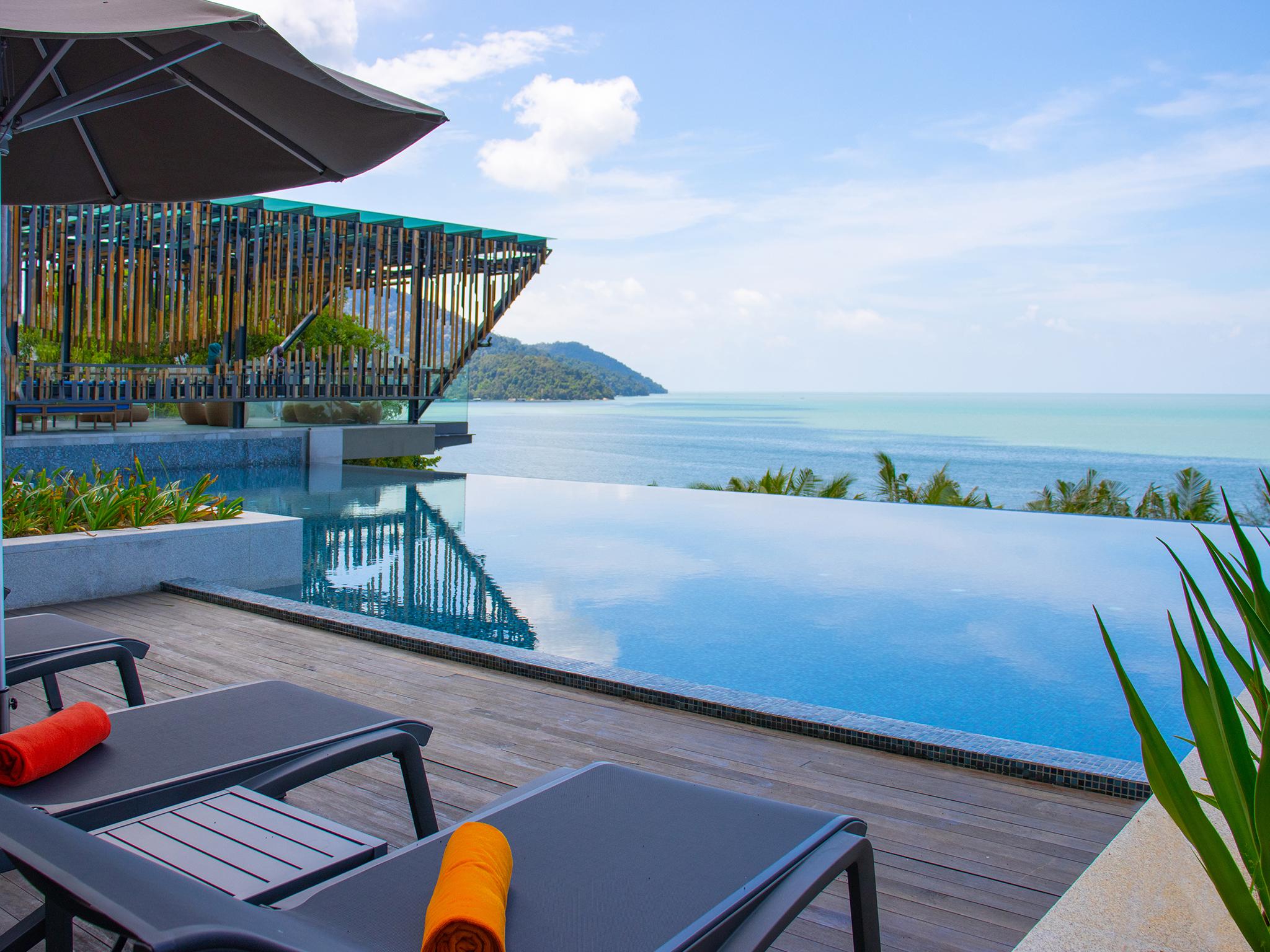 Отель Angsana Teluk Bahang, Penang Бату-Ферринги Экстерьер фото Infinity pool at the hotel