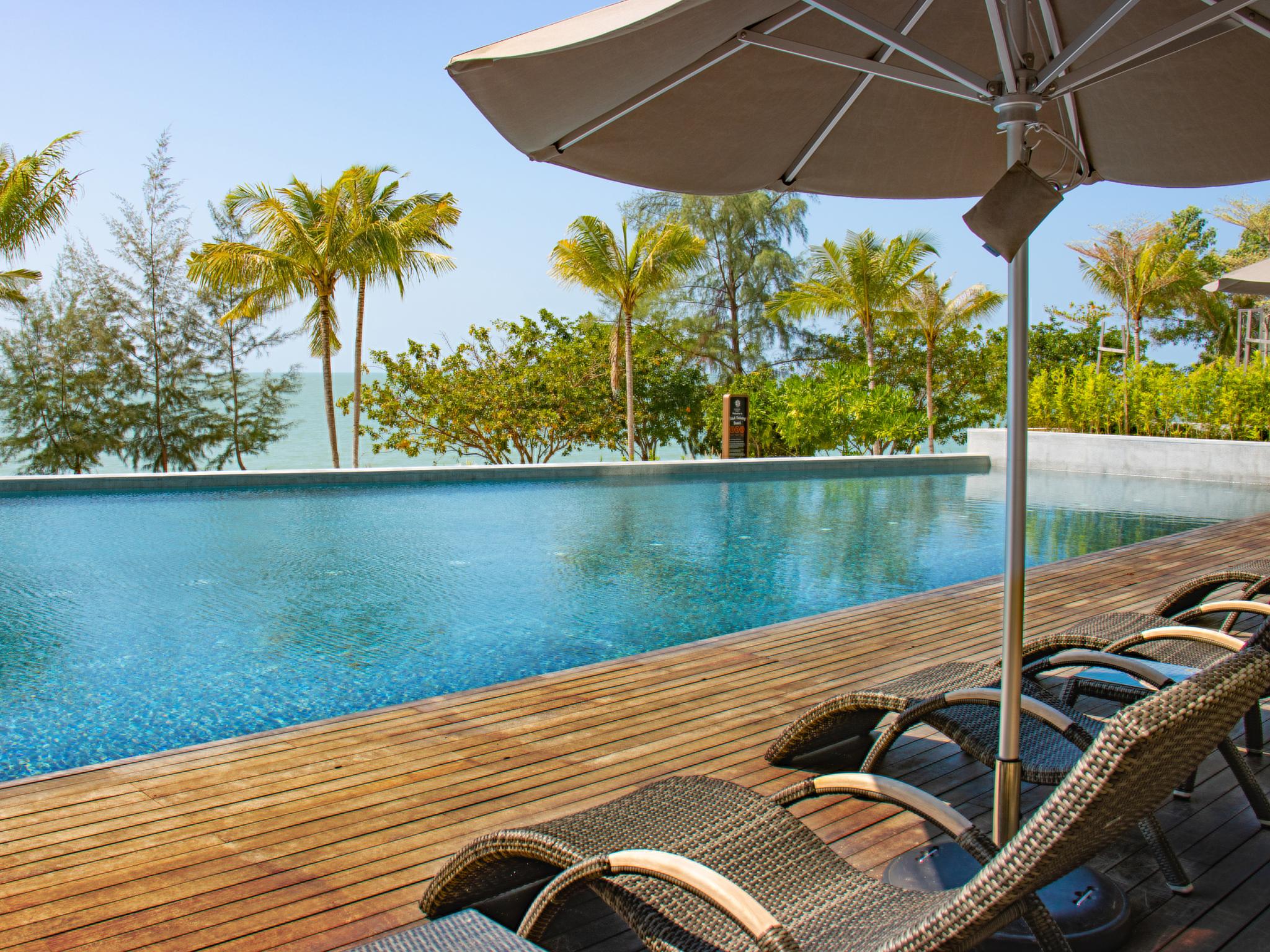 Отель Angsana Teluk Bahang, Penang Бату-Ферринги Экстерьер фото The swimming pool at the hotel