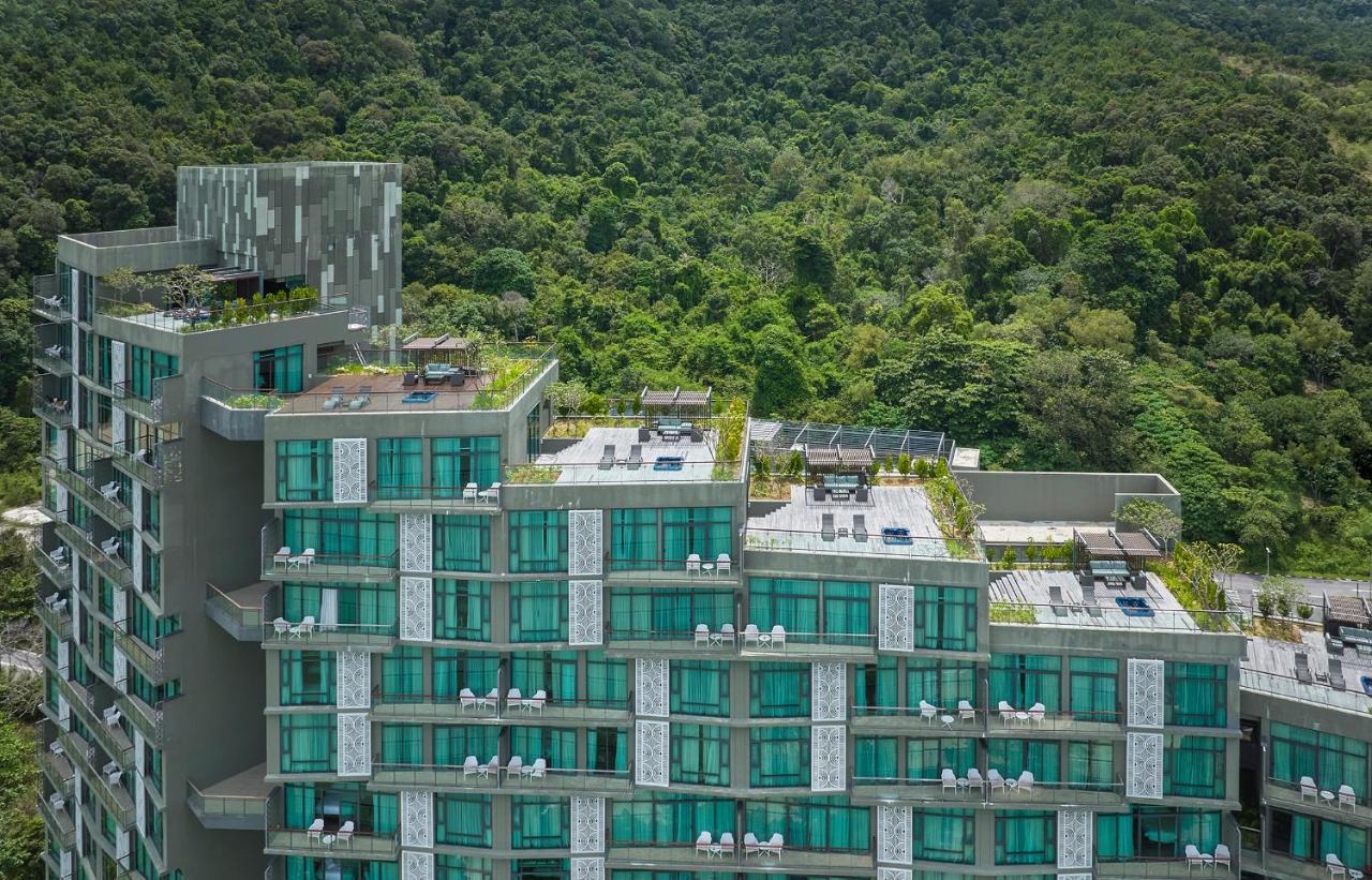 Отель Angsana Teluk Bahang, Penang Бату-Ферринги Экстерьер фото The green roof of the hotel