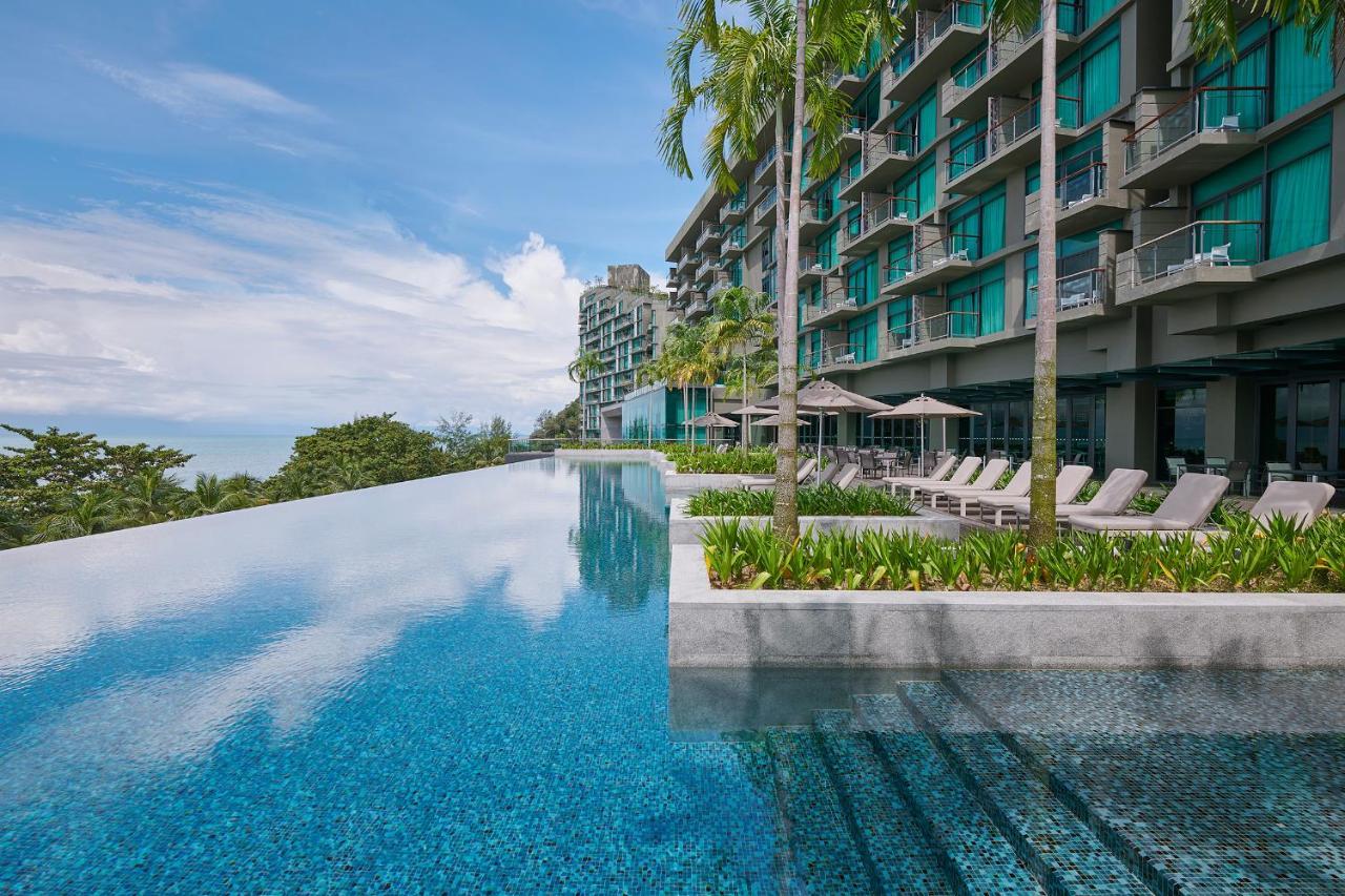 Отель Angsana Teluk Bahang, Penang Бату-Ферринги Экстерьер фото The swimming pool at the hotel