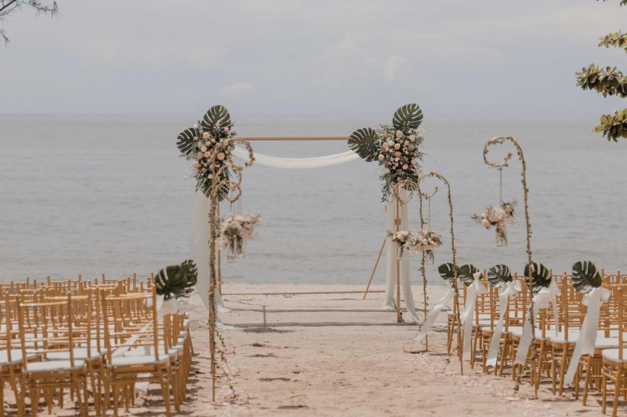 Отель Angsana Teluk Bahang, Penang Бату-Ферринги Экстерьер фото A beach wedding in Phuket, Thailand